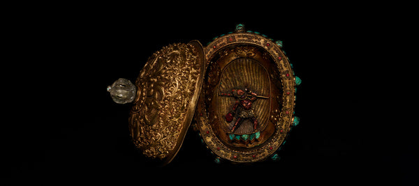 Carved from Himalayan crystal, a sacred vessel shimmers— its rim of gold and turquoise, its heart alive with a red-dancing deity.　ZOCALO JAPAN 