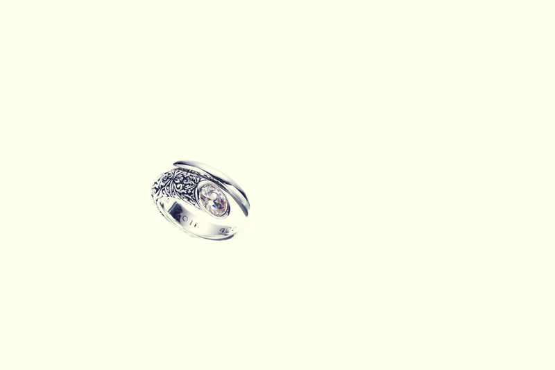 Ivy Spiral Ring Oval : White CZ-ZOCALO.JAPAN